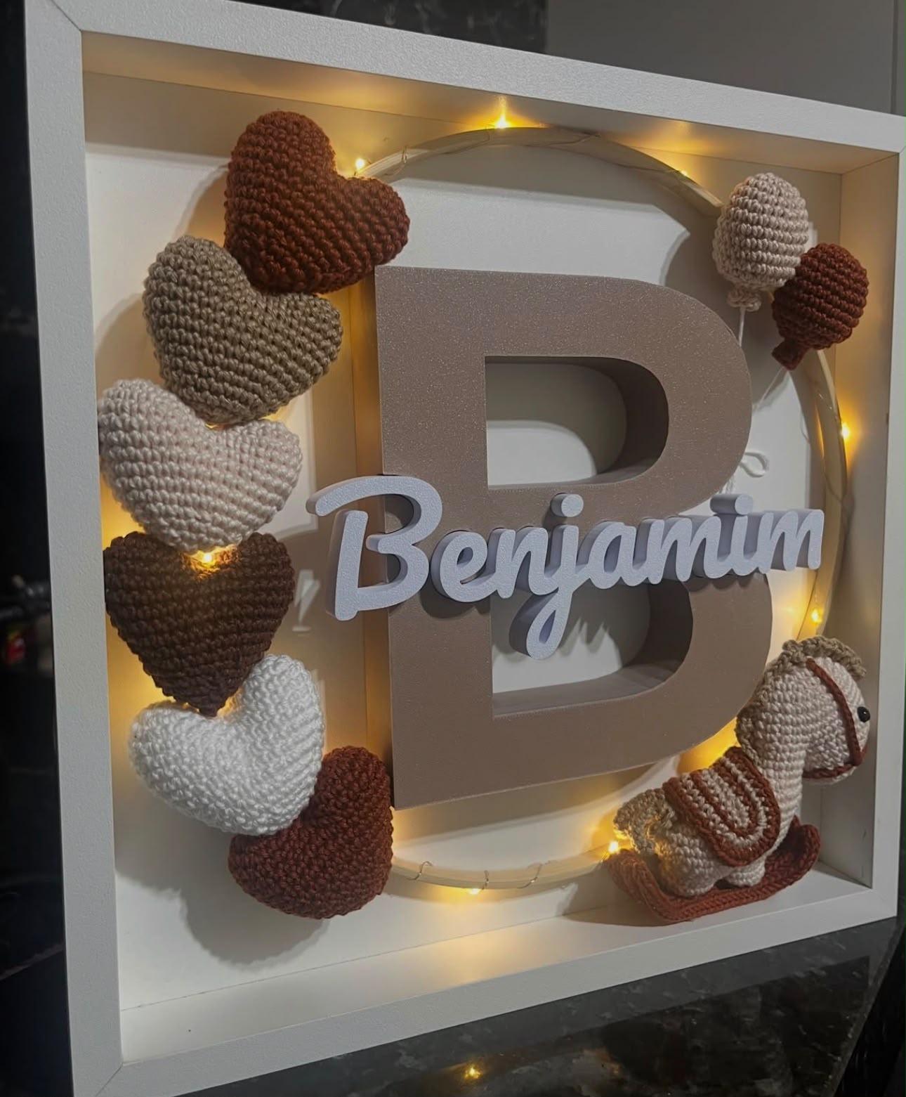 Porta Maternidade com nicho, iluminação LED e amigurumi
